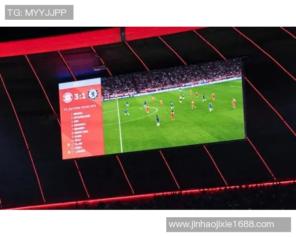 足球巨星化身裁判全新挑战 赛场上的风云再起